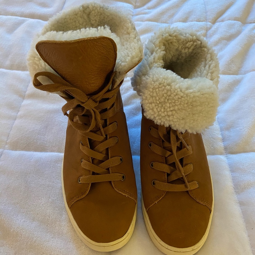 Super cute brown Ugg boots (can be worn folded)